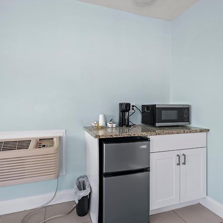 Partial Ocean View Hotel Room- King Bed #1 ฟอร์ตเพียร์ซ ภายนอก รูปภาพ